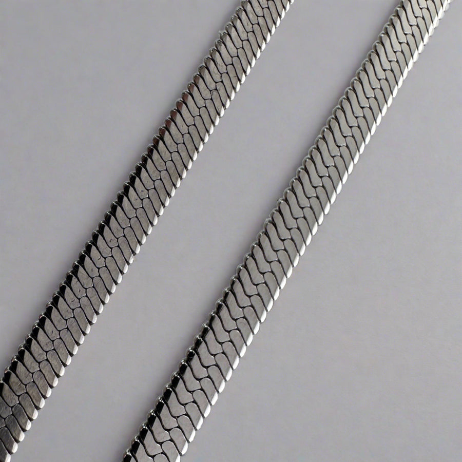 RELLY SILVER NECKLACE
